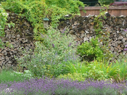 Wand aus Holzscheiten